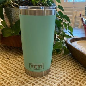Yeti 20oz tumbler with slide lid.